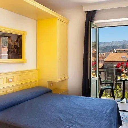 Astoria Hotel 4*